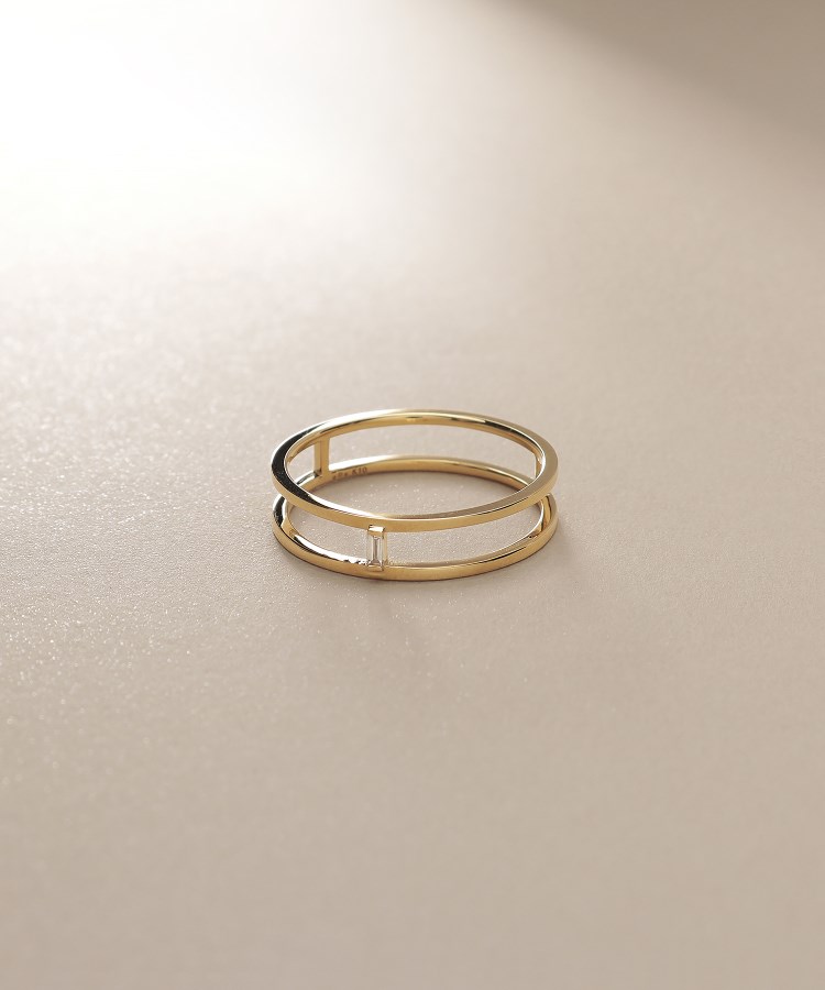 ココシュニック(COCOSHNIK)のK10ダイヤモンド バゲットカットスリット リング アイボリー(104)