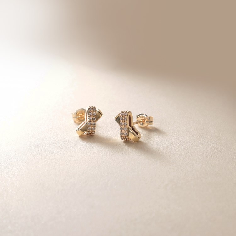 ココシュニック(COCOSHNIK)のK10ダイヤモンド アシンメトリークロス スタッドピアス ピアス