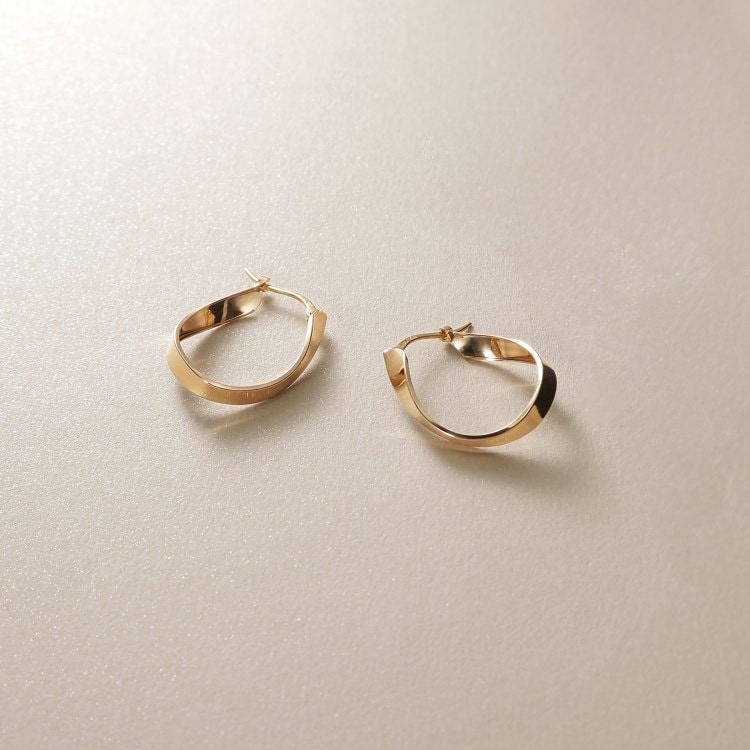 ココシュニック(COCOSHNIK)のK10平打ちカーブ フープピアス ピアス