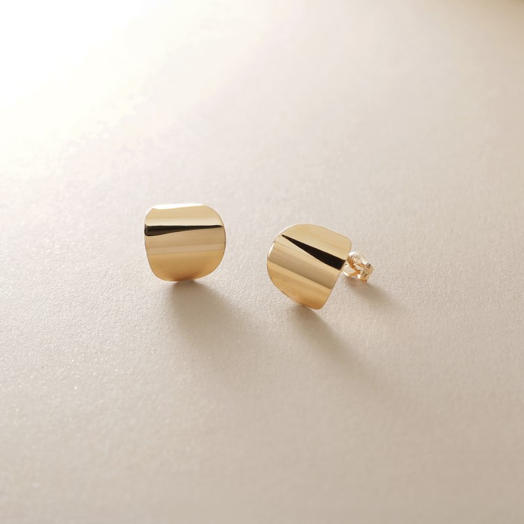 ココシュニック(COCOSHNIK)のK10ラウンドプレート スタッドピアス ピアス