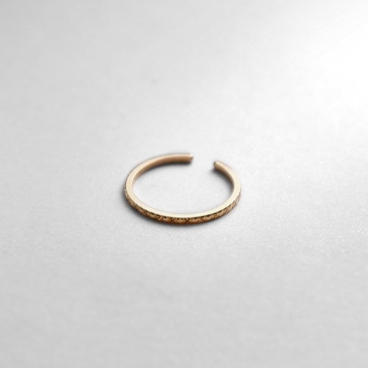 ココシュニック(COCOSHNIK)のK10ラウンドカット イヤーカフ イヤリング