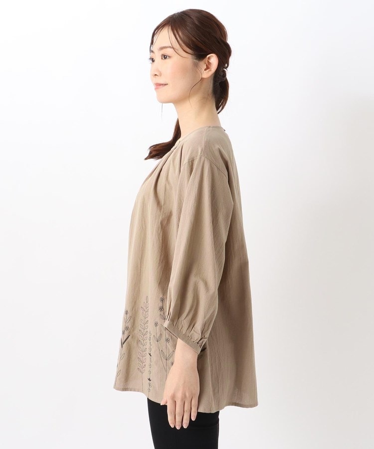 ワンズテラス(one'sterrace)の刺繍入り7分袖ブラウス2