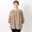 ワンズテラス(one'sterrace)の刺繍入り7分袖ブラウス1