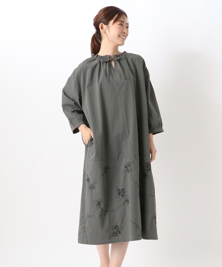 ワンズテラス(one'sterrace)の刺繍入り 8分袖ワンピース チャコールグレー(913)