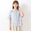 ワンズテラス(one'sterrace)の花柄クロスステッチ刺繍 前開きブラウス サックスブルー(990)