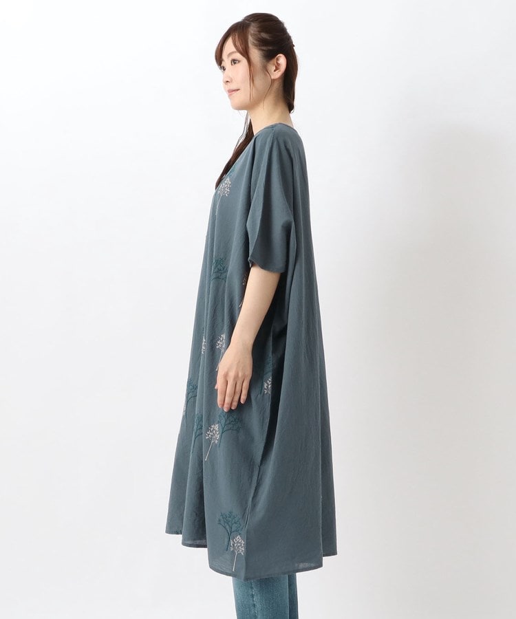 ワンズテラス(one'sterrace)の刺繍入りワンピース2