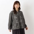 ワンズテラス(one'sterrace)の花柄刺繍入り キーネックブラウス ブラック(919)