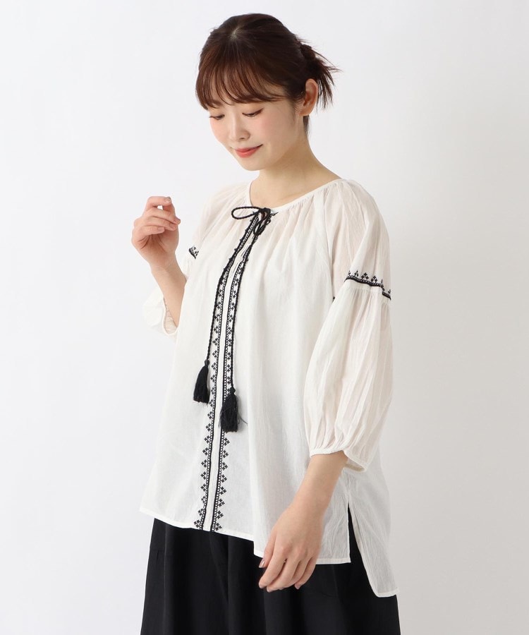 ワンズテラス(one'sterrace)の刺繍入り 衿ぐりギャザーブラウス アイボリー(904)