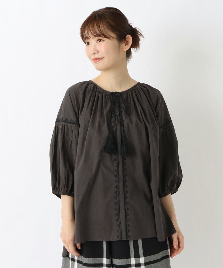 ワンズテラス(one'sterrace)の刺繍入り 衿ぐりギャザーブラウス チャコールグレー(913)