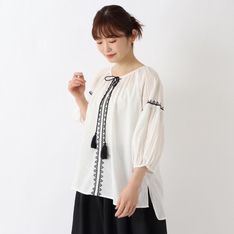 ワンズテラス(one'sterrace)の刺繍入り 衿ぐりギャザーブラウス シャツ・ブラウス