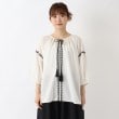 ワンズテラス(one'sterrace)の刺繍入り 衿ぐりギャザーブラウス1
