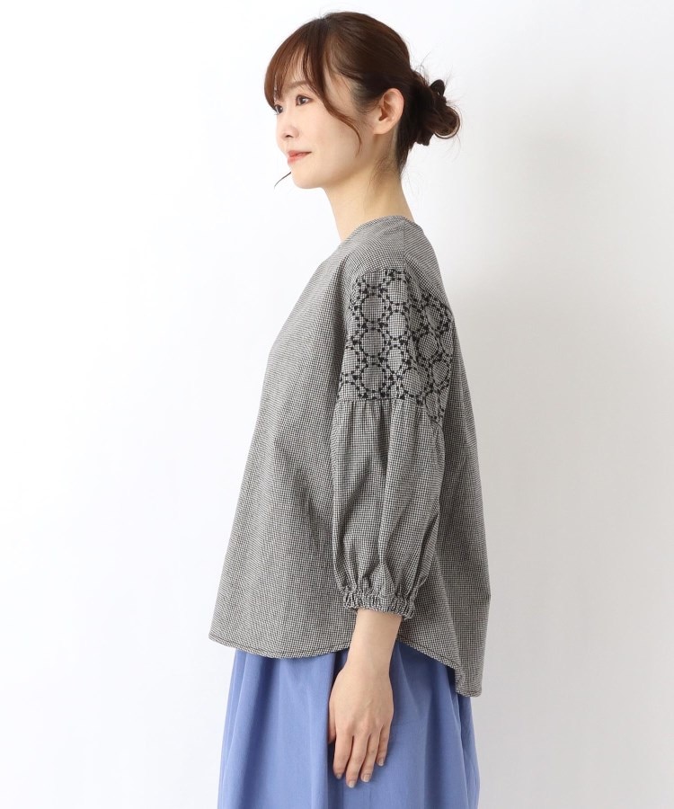 ワンズテラス(one'sterrace)の袖刺繍 7分袖ブラウス2