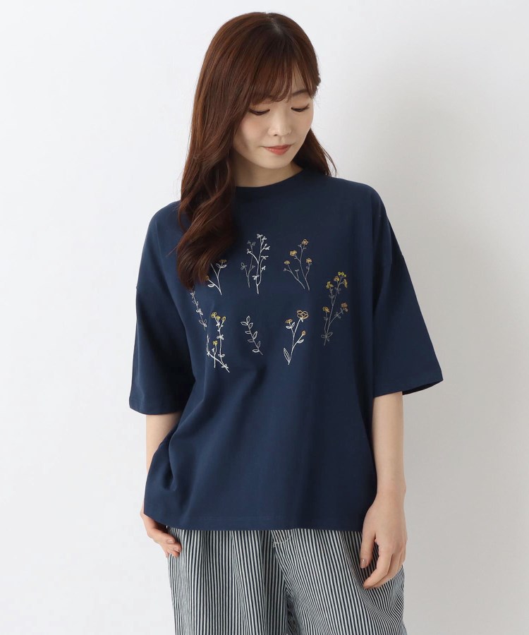 ワンズテラス(one'sterrace)のコットン天竺 花柄刺繍入りプルオーバー ネイビー(994)