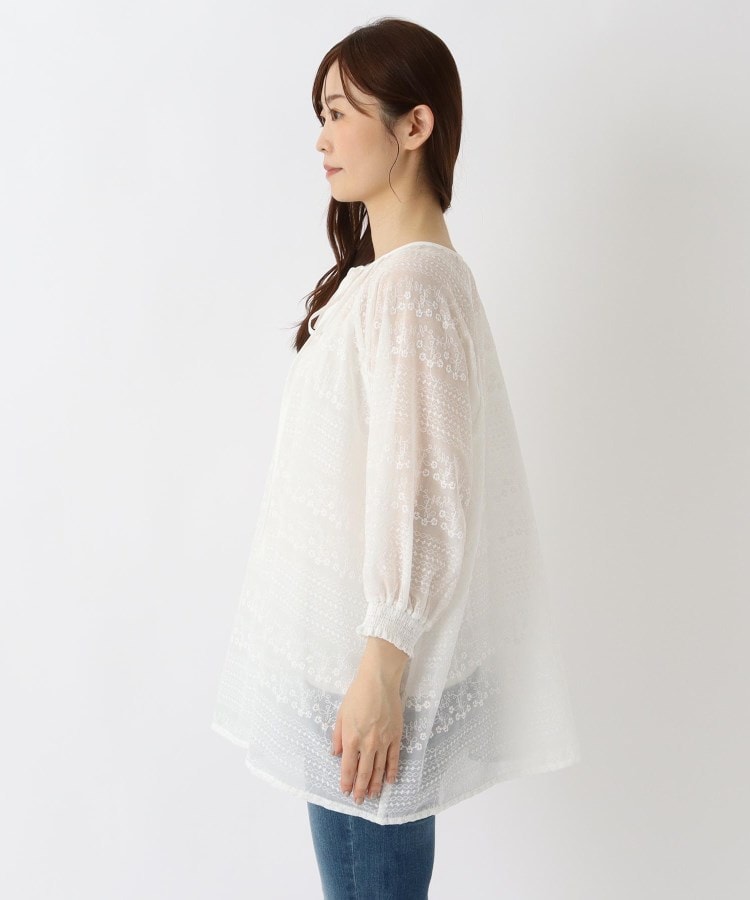 ワンズテラス(one'sterrace)の2WAY総刺繍ブラウス2