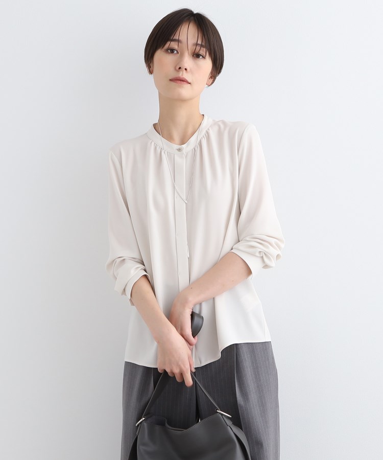インディヴィ(INDIVI)の【洗える／通勤服】ギャザーデザインブラウス グレージュ(050)