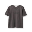インディヴィ(INDIVI)の【洗える】VネックロゴTシャツ1