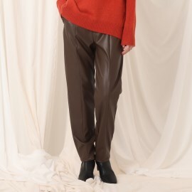 クチュールブローチ(Couture Brooch)のスムースフェイクレザーフリルテーパードパンツ フルレングスパンツ