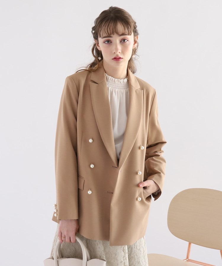  Couture Brooch(クチュールブローチ) 【フェイクパールボタンが華やかさを添える。】ダブルブレストジャケット