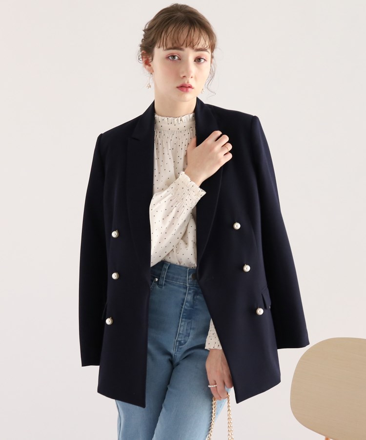 ＜WORLD＞ Couture Brooch(クチュールブローチ) 【フェイクパールボタンが華やかさを添える。】ダブルブレストジャケット