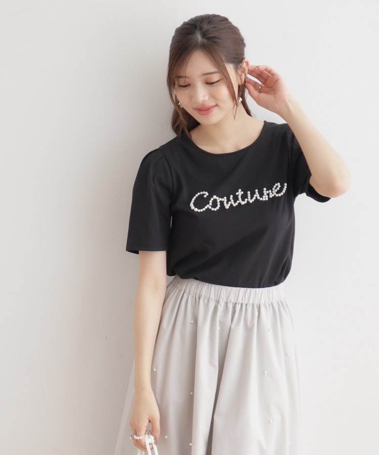 クチュールブローチ(Couture Brooch)の【ほの甘、大人のフェミニンカジュアルT】パール調ロゴT14
