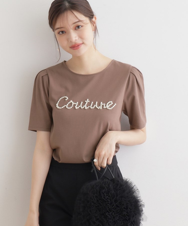 クチュールブローチ(Couture Brooch)の【ほの甘、大人のフェミニンカジュアルT】パール調ロゴT29