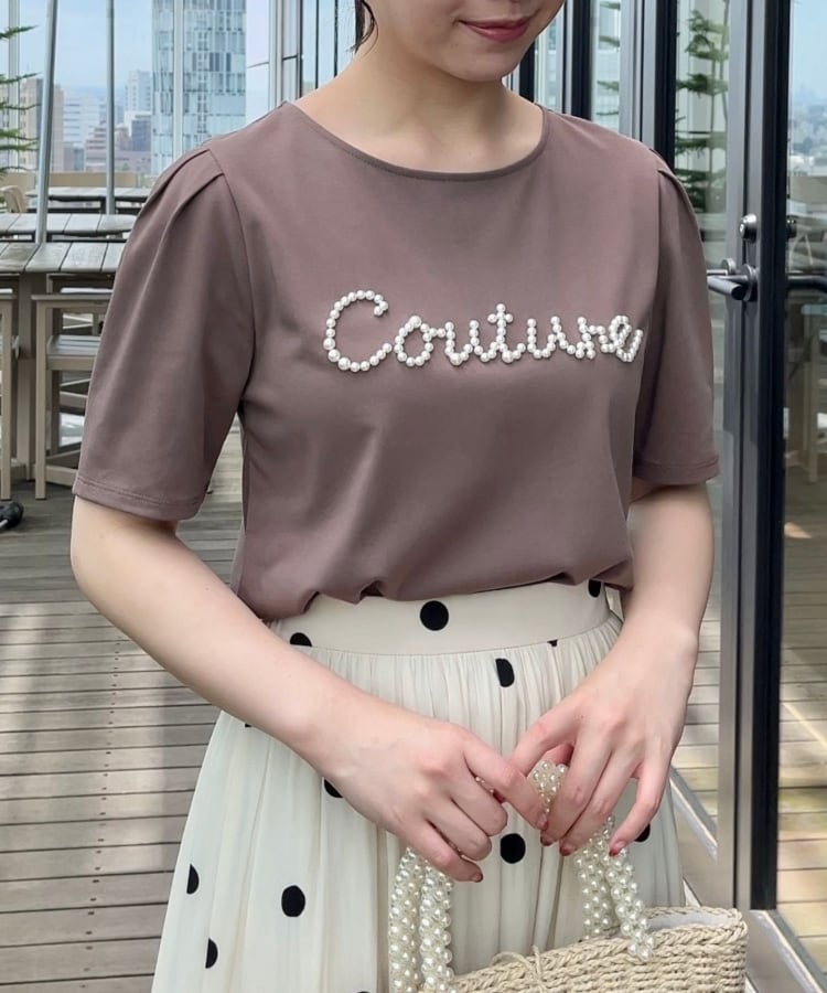 クチュールブローチ(Couture Brooch)の【ほの甘、大人のフェミニンカジュアルT】パール調ロゴT37