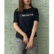 クチュールブローチ(Couture Brooch)の【ほの甘、大人のフェミニンカジュアルT】パール調ロゴT23