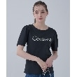 クチュールブローチ(Couture Brooch)の【ほの甘、大人のフェミニンカジュアルT】パール調ロゴT18