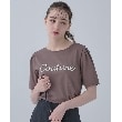 クチュールブローチ(Couture Brooch)の【ほの甘、大人のフェミニンカジュアルT】パール調ロゴT トープ(054)