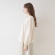 クチュールブローチ(Couture Brooch)の【上品・高見えブルゾン】シルキーローンノーカラーフリルブルゾン40