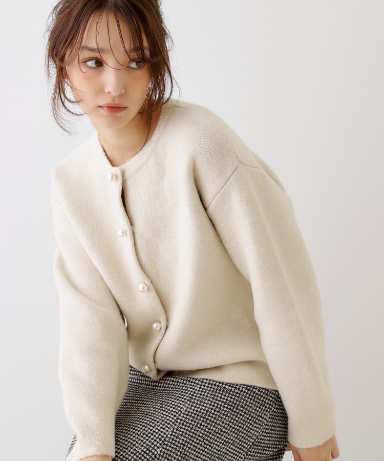クチュールブローチ(Couture Brooch)の【上品仕立て】パール調釦コクーンニットジャケット アイボリー(004)