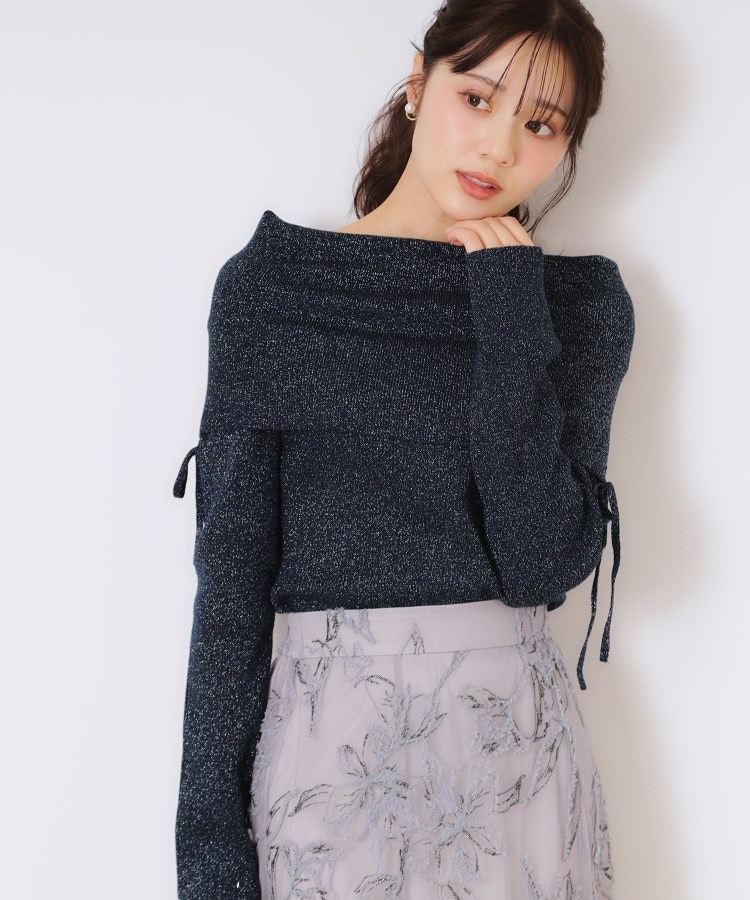 クチュールブローチ(Couture Brooch)のラメ混オフショルニットプルオーバー ネイビー(094)