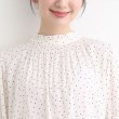 クチュールブローチ(Couture Brooch)の【前後2WAY】フリルネックシャーリングブラウス70