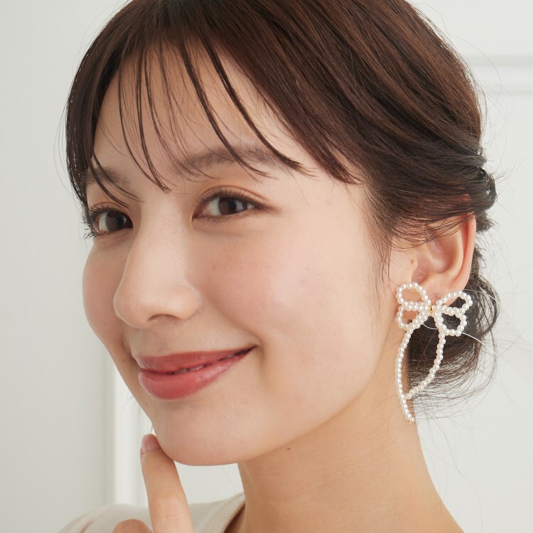 クチュールブローチ(Couture Brooch)のパール調ビーズリボンピアス