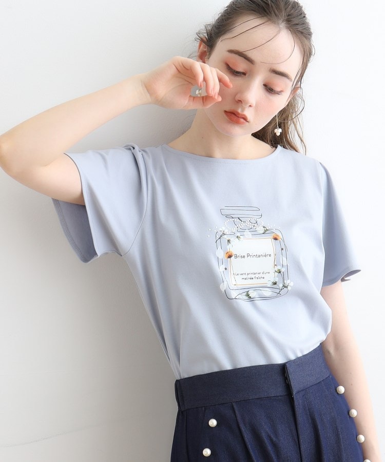 クチュールブローチ(Couture Brooch)の【マシンウォッシャブル】フラワーパフュームフレア袖Tシャツ サックスブルー(090)