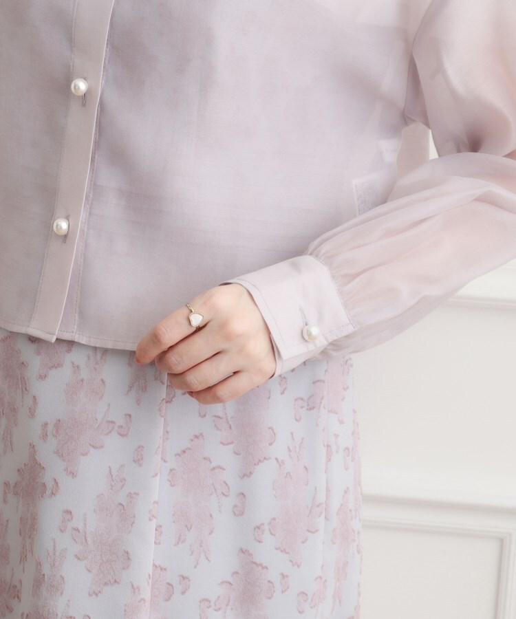 クチュールブローチ(Couture Brooch)の【羽織でも、一枚着としても】パール調ボタンシアーシャツ74