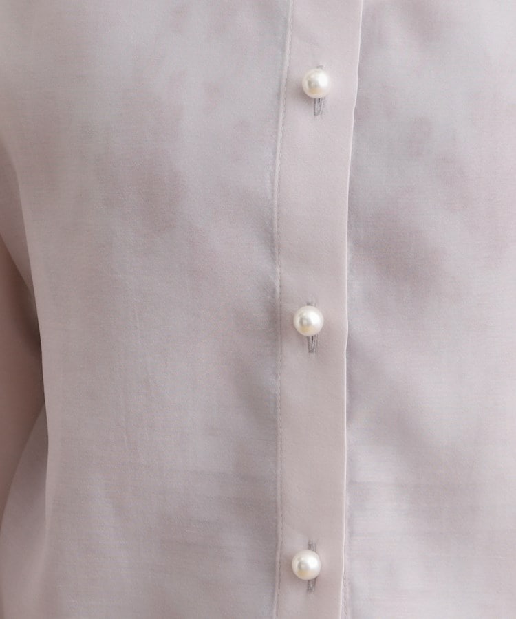 クチュールブローチ(Couture Brooch)の【羽織でも、一枚着としても】パール調ボタンシアーシャツ54