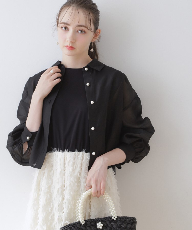 クチュールブローチ(Couture Brooch)の【羽織でも、一枚着としても】パール調ボタンシアーシャツ53