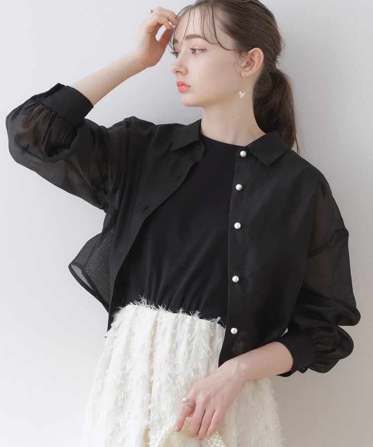 クチュールブローチ(Couture Brooch)の【羽織でも、一枚着としても】パール調ボタンシアーシャツ ブラック(019)