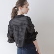 クチュールブローチ(Couture Brooch)の【羽織でも、一枚着としても】パール調ボタンシアーシャツ55