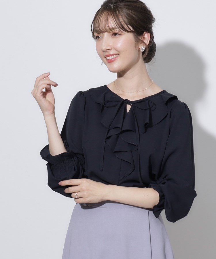 クチュールブローチ(Couture Brooch)の【セレモニーシーン/お仕事にも】ラッフルフリルブラウス ネイビー(094)