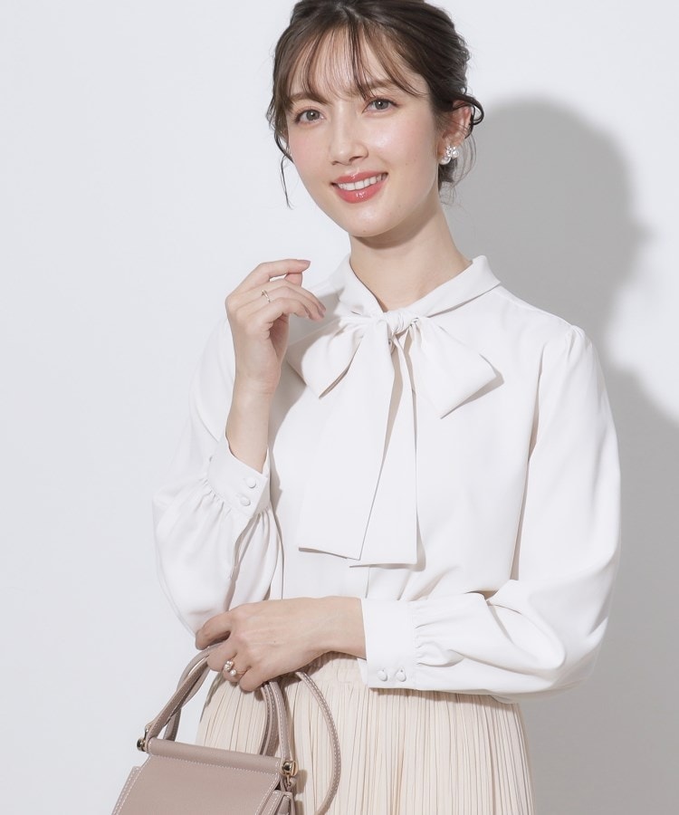 クチュールブローチ(Couture Brooch)の【セレモニーシーン/お仕事にも】リボンタイチュニックブラウス オフホワイト(003)