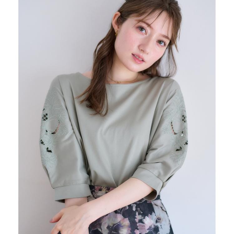 クチュールブローチ(Couture Brooch)の【接触冷感・洗える・UV機能付き・二の腕カバー】デイジー＆リボン エンブロドルマントップス カットソー