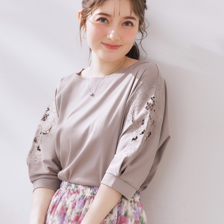 クチュールブローチ(Couture Brooch)の【接触冷感・洗える・UV機能付き・二の腕カバー】デイジー＆リボン エンブロドルマントップス カットソー