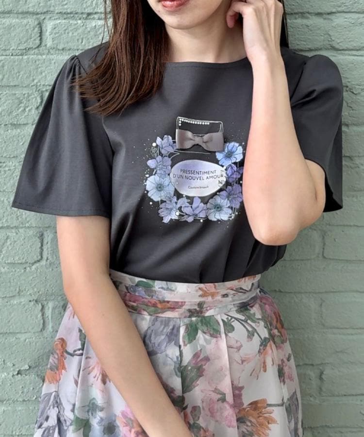 クチュールブローチ(Couture Brooch)の【接触冷感・UVカット】パフュームプリントTシャツ23