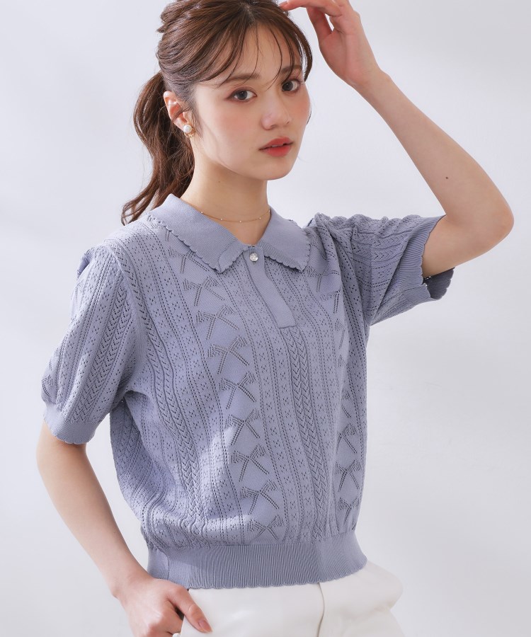 クチュールブローチ(Couture Brooch)の【洗える・大人可愛い】リボン透かし柄ポロニット ブルー(091)