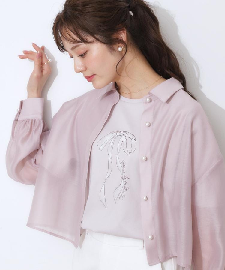 クチュールブローチ(Couture Brooch)の【洗える・オシャレな透け感】パール調ボタンシアーシャツ ピンクベージュ(053)