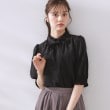 クチュールブローチ(Couture Brooch)の【5分袖・通勤】リボンタイ付きピコフリル5分袖ブラウス ブラック(019)