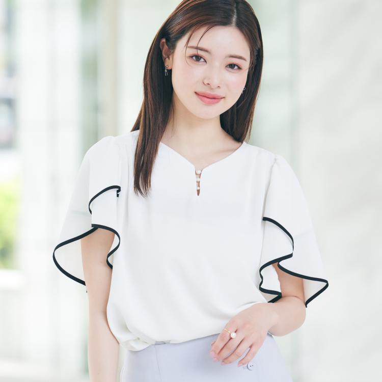 クチュールブローチ(Couture Brooch)の【洗える・通勤】Vネックパール調フレアブラウス シャツ・ブラウス