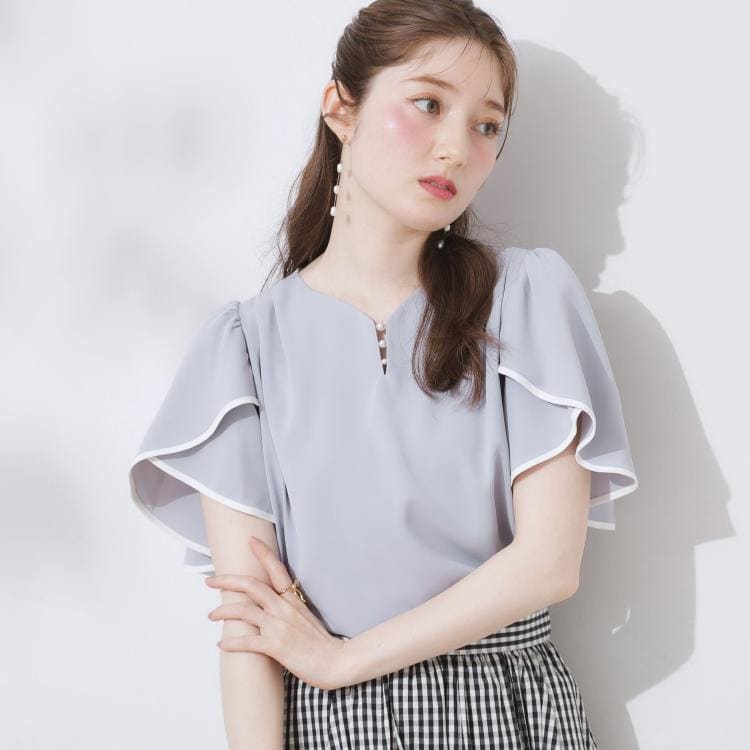 クチュールブローチ(Couture Brooch)の【洗える・通勤】Vネックパール調フレアブラウス シャツ・ブラウス
